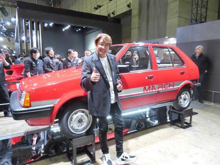 レストアされた初代「マーチ」の前でポーズを決める近藤真彦