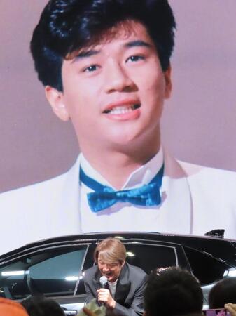 当時のマーチＣＭ出演の映像を見る近藤真彦