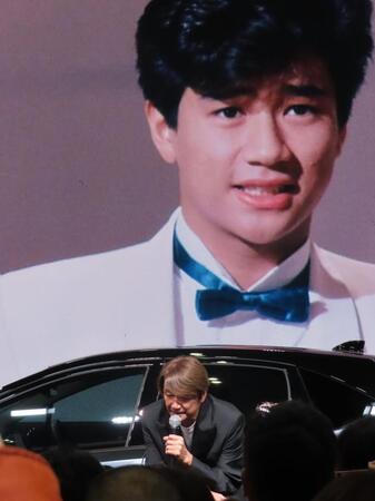 当時のマーチＣＭ出演の映像を見る近藤真彦