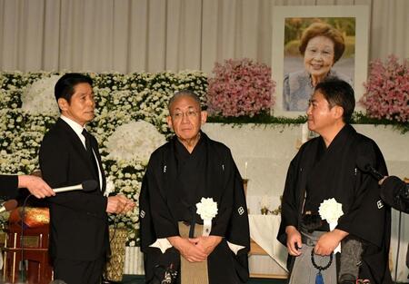 香葉子さんの思い出を語る（左から）峰竜太、林家正蔵、林家三平（撮影・佐藤厚）