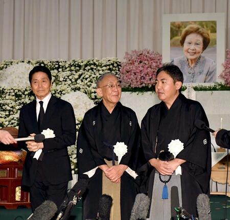 香葉子さんの思い出を語る（左から）峰竜太、林家正蔵、林家三平（撮影・佐藤厚）