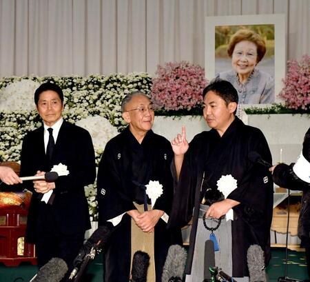 香葉子さんの思い出を語る（左から）峰竜太、林家正蔵、林家三平（撮影・佐藤厚）