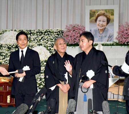 香葉子さんとの思い出を語る（左から）峰竜太、林家正蔵、二代目林家三平（撮影・佐藤厚）