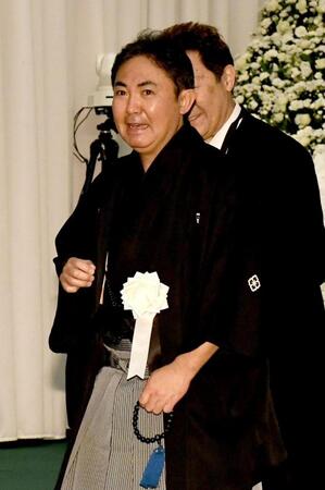 会見を終えた後、涙腺がゆるむ林家三平（撮影・佐藤厚）