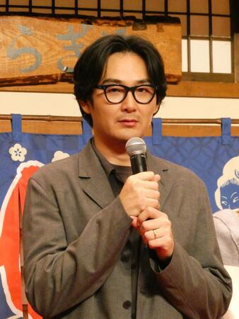 トークする松田龍平