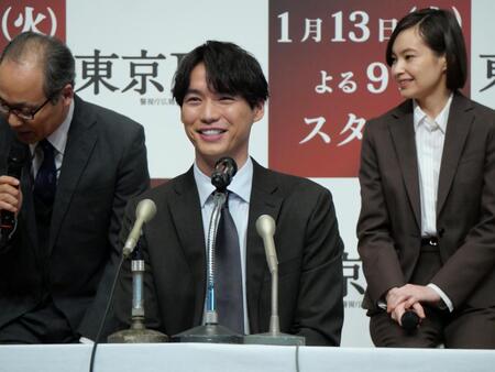 会見で笑顔を浮かべる福士蒼汰（中央）