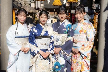 あでやかな晴れ着姿を披露した僕が見たかった青空（左から）須永心海、吉本此那、柳堀花怜、今井優希　