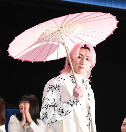 傘をさして登場した佐久間大介（撮影・園田高夫）