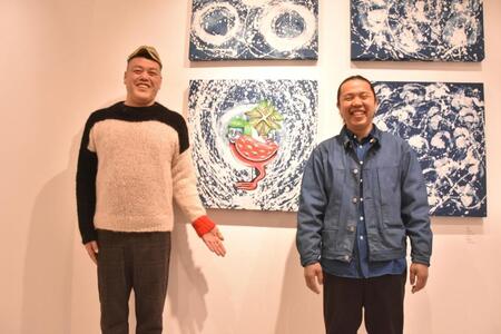 コラボ作品を披露した野性爆弾のくっきー！（左）と松﨑陸氏