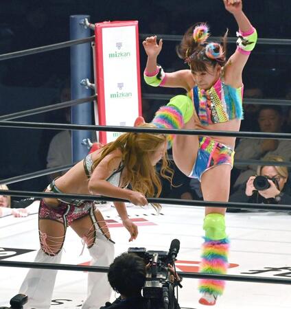 保月の顔面にキックを見舞うフワちゃん＝２５年１２月