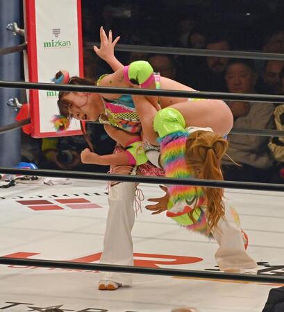 葉月にコブラツイストを決めるフワちゃん＝２５年１２月