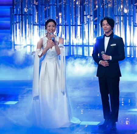 　熱唱する木下晴香＆中村倫也＝２０１９年１２月