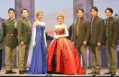 　笑顔で撮影に応じた（左から）作曲のステファン・フラハティ氏、作詞のリン・アレンス氏、田代万里生、堂珍嘉邦、木下晴香、葵わかな、海宝直人、相葉裕樹、内海啓貴（２０２３年撮影）