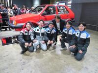 初代マーチをレストアした日産・自動車大学校の生徒と記念撮影する近藤真彦（後列中央）