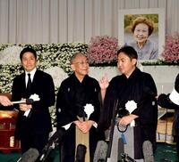 香葉子さんの思い出を語る（左から）峰竜太、林家正蔵、林家三平（撮影・佐藤厚）