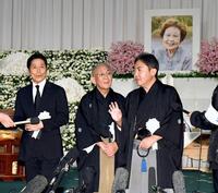 香葉子さんとの思い出を語る（左から）峰竜太、林家正蔵、二代目林家三平（撮影・佐藤厚）