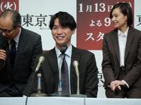 会見で笑顔を浮かべる福士蒼汰（中央）