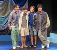 公演前にポーズを決めるキマグレンのクレイ勇輝（左端）とＩＳＥＫＩ（右端）。中央左から広井雄士、吉原雅斗