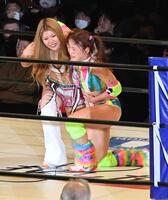 葉月（左）に支えられ立ち上がるフワちゃん＝２５年１２月