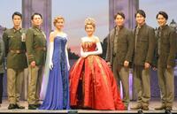 　笑顔で撮影に応じた（左から）作曲のステファン・フラハティ氏、作詞のリン・アレンス氏、田代万里生、堂珍嘉邦、木下晴香、葵わかな、海宝直人、相葉裕樹、内海啓貴（２０２３年撮影）