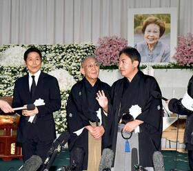 香葉子さんとの思い出を語る（左から）峰竜太、林家正蔵、二代目林家三平（撮影・佐藤厚）