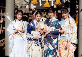 晴れ着姿を披露した（左から）須永心海、吉本此那、柳堀花怜、今井優希