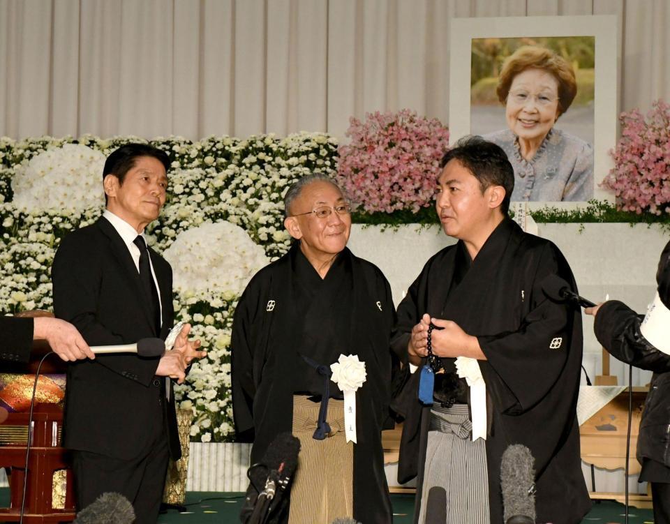 香葉子さんの思い出を語る（左から）峰竜太、林家正蔵、林家三平（撮影・佐藤厚）