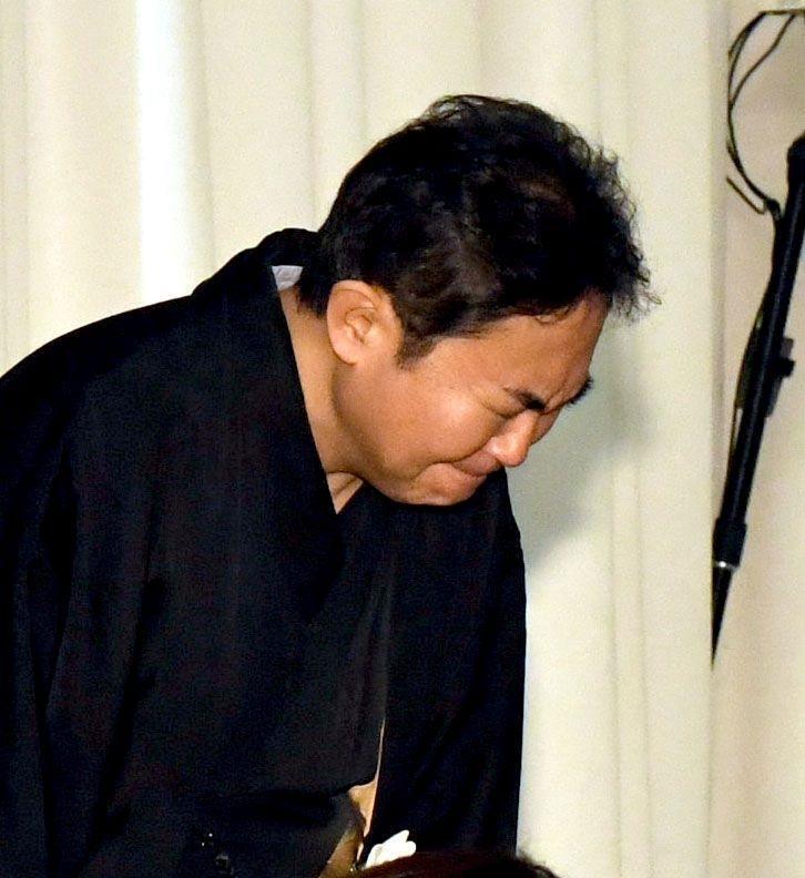 会見を終えた後、涙腺がゆるむ林家三平（撮影・佐藤厚）