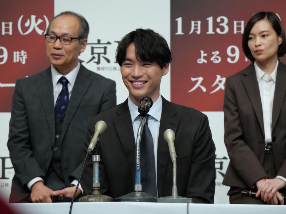 会見で笑顔を見せる福士蒼汰