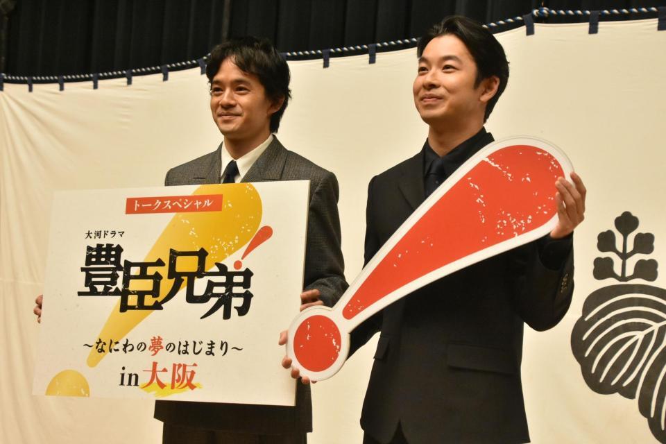 取材に応じた池松壮亮（左）と仲野太賀