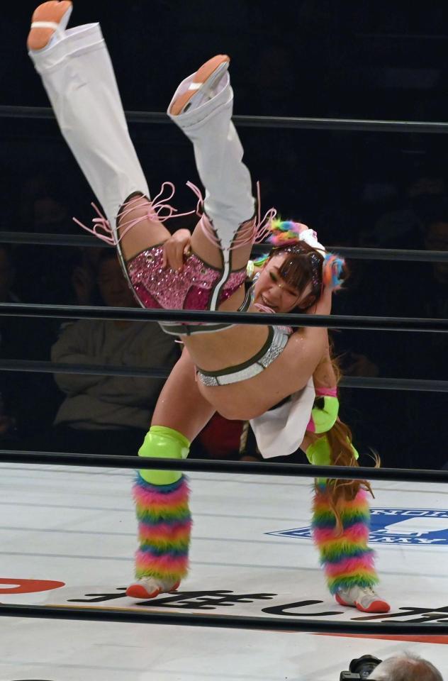 葉月（左）にボディスラムを見舞うフワちゃん＝２５年１２月