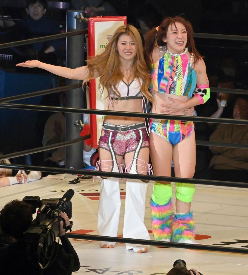 試合を終え観客にあいさつするフワちゃん（右）と葉月＝２５年１２月