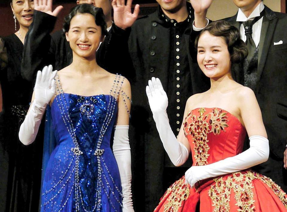 　笑顔で手を振る木下晴香（左）と葵わかな（２０１９年撮影）