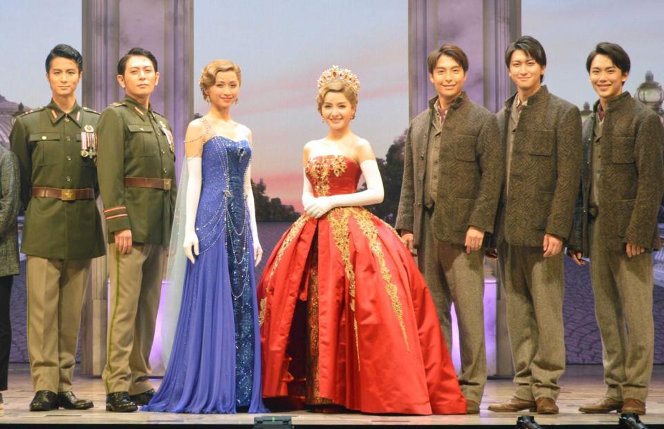 　笑顔で撮影に応じた（左から）作曲のステファン・フラハティ氏、作詞のリン・アレンス氏、田代万里生、堂珍嘉邦、木下晴香、葵わかな、海宝直人、相葉裕樹、内海啓貴（２０２３年撮影）