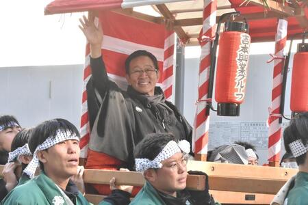 　宝恵かごに乗り込んだオール阪神・巨人のオール阪神