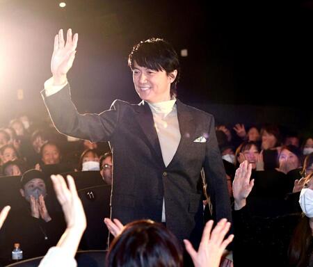 　客席後方からステージに向かう福山雅治（撮影・佐藤厚）