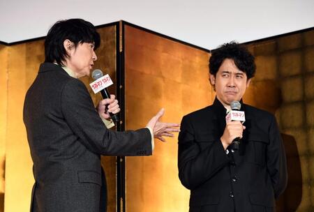 　軽妙なトークで会場を沸かせる福山雅治（左）と大泉洋（撮影・佐藤厚）