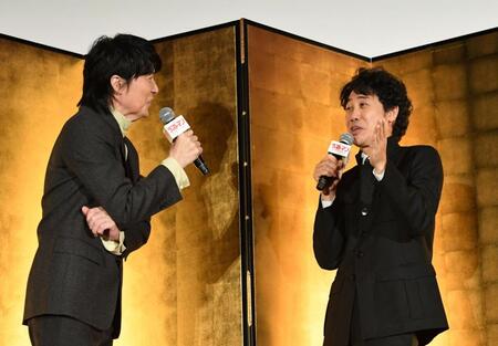 　軽妙なトークで会場を沸かせる福山雅治（左）と大泉洋（撮影・佐藤厚）