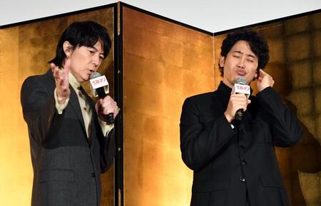 　軽妙なトークで会場を沸かせる福山雅治（左）と大泉洋（撮影・佐藤厚）