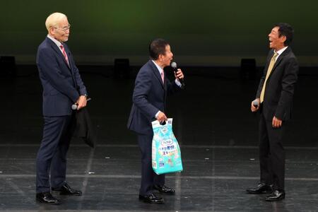 オール阪神・巨人の公演にサプライズ出演しておむつを贈呈した明石家さんま（右、提供：吉本興業）