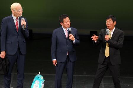 オール阪神・巨人の公演にサプライズ出演しておむつを贈呈した明石家さんま（右、提供：吉本興業）