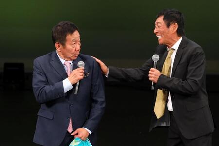 笑顔でトークするオール阪神（左）と明石家さんま（提供：吉本興業）