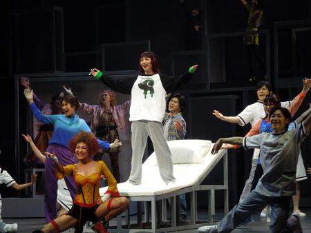 「クワイエットルームにようこそ　Ｔｈｅ　Ｍｕｓｉｃａｌ」ゲネプロで美声を披露した咲妃みゆ（中央）