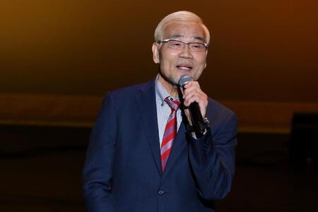 熱唱するオール巨人（提供：吉本興業）