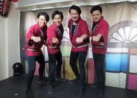 　ポーズを決める小田井涼平（左から３人目）と東京力車の石橋拓也（左端）、白上一成（左から２人目）、田井裕一（右端）