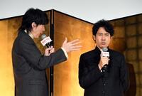 　軽妙なトークで会場を沸かせる福山雅治（左）と大泉洋（撮影・佐藤厚）