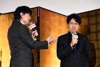 　軽妙なトークで会場を沸かせる福山雅治（左）と大泉洋（撮影・佐藤厚）