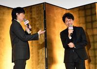 　軽妙なトークで会場を沸かせる福山雅治（左）と大泉洋（撮影・佐藤厚）