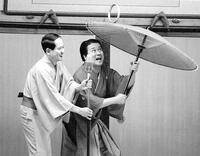 曲芸を披露する海老一染之助さん。左は兄の染太郎さん＝１９８３年