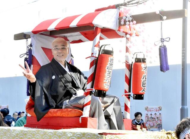 　宝恵かごに乗り込んだオール巨人